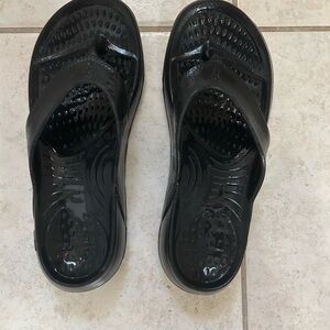 Nuu Sol Sleek Black Flip Flop Sandals